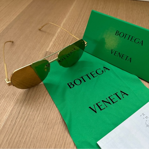 Bottega Venata Sunglasses with Case - Picture 4 of 12